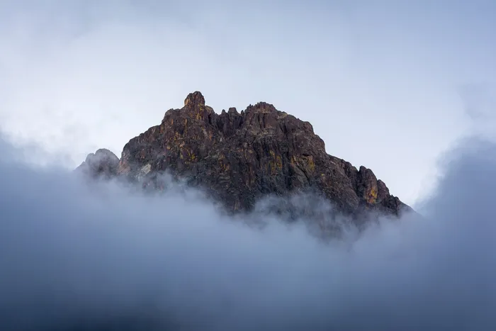 Pic entouré de nuages dans les Pyrénées