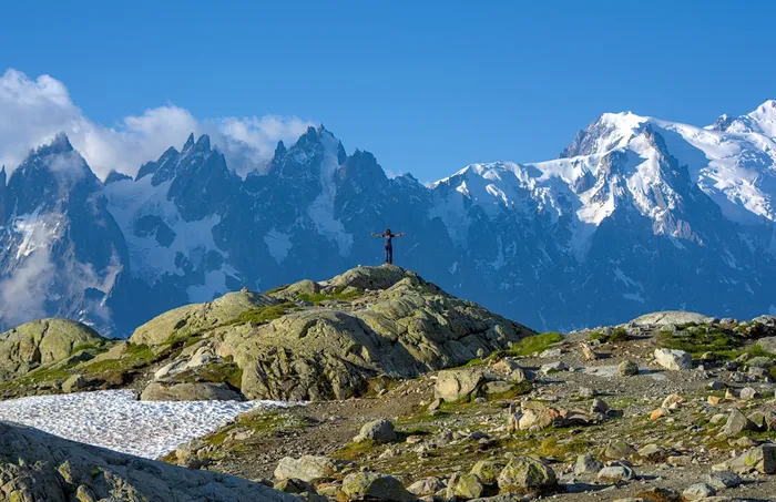 Personne se tenant devont le Mont Blanc